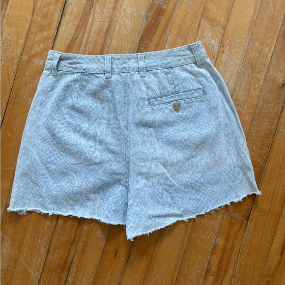 Vintage Gloria Vanderbilt High-Waisted Denim Shorts β Snakeskin Print, Size 6 - Picture 7 of 7